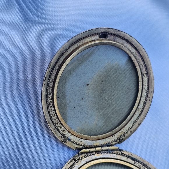 Vintage Gold Locket with Engraving - Picture 3 of 6